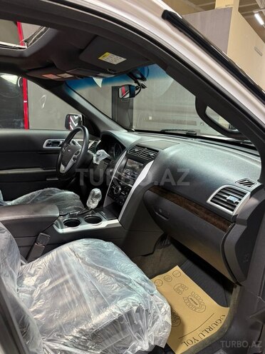 Ford Explorer-15