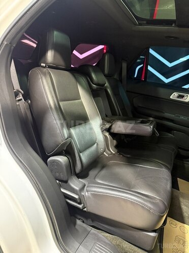 Ford Explorer-19