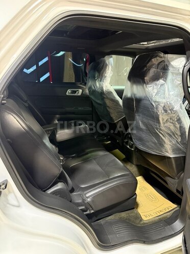 Ford Explorer-17