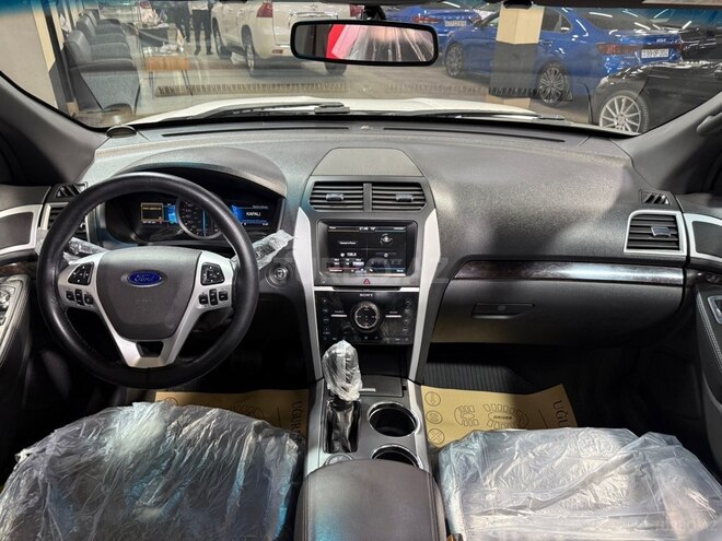 Ford Explorer-23