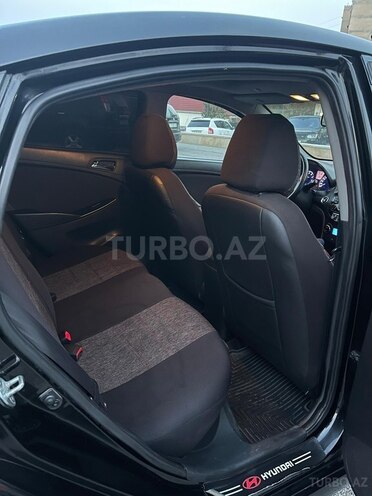 Hyundai Accent-12
