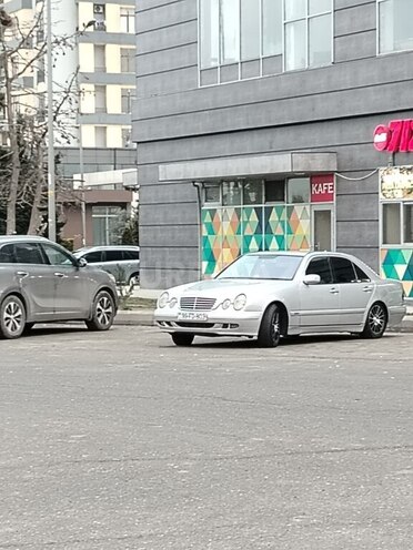 Mercedes E 220-10