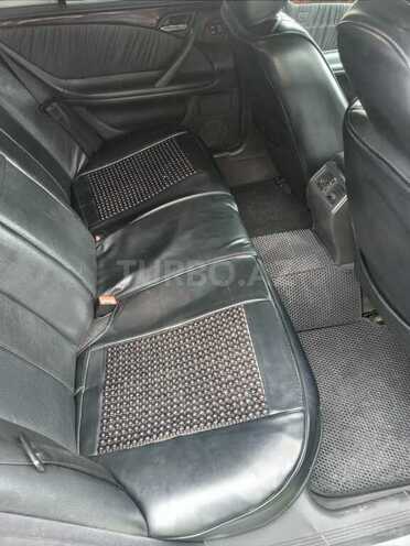 Mercedes E 270-6