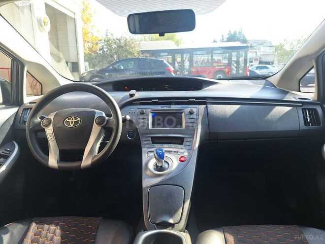 Toyota Prius-5