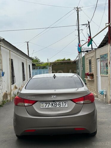 Hyundai Elantra-2