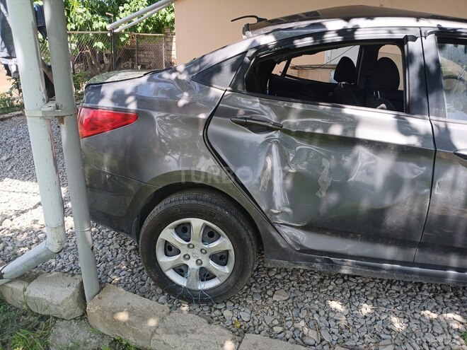 Hyundai Accent-4