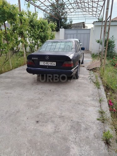 Mercedes 230 E-2