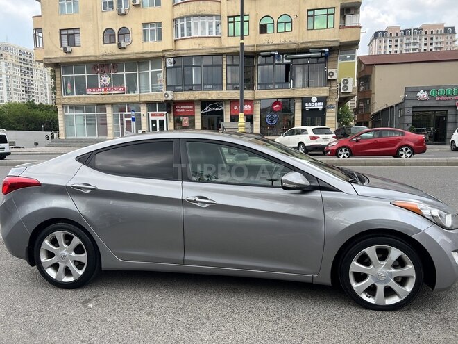 Hyundai Elantra-3