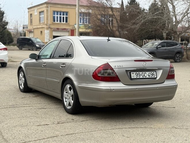 Mercedes E 220-11