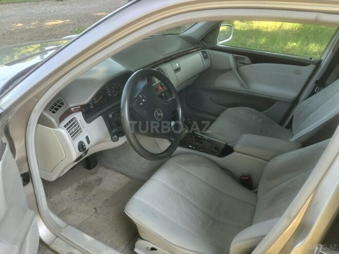 Mercedes E 240-4
