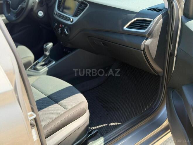 Hyundai Accent-15