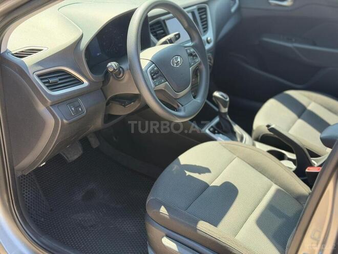 Hyundai Accent-12