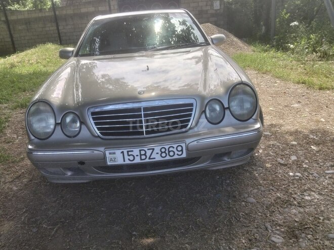 Mercedes E 240-1