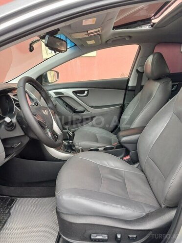 Hyundai Elantra-12