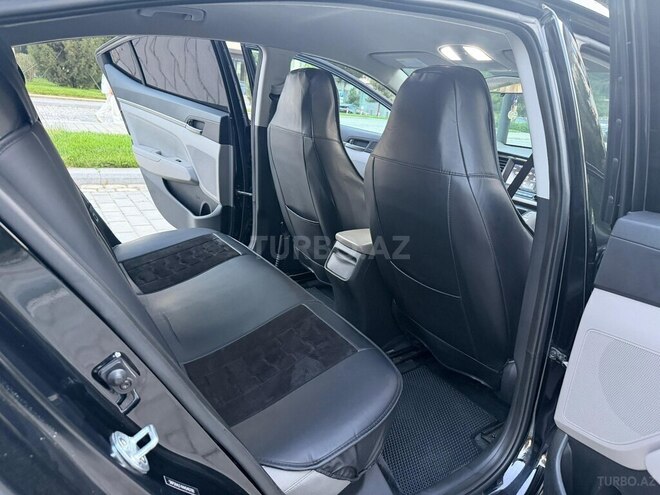 Hyundai Elantra-12