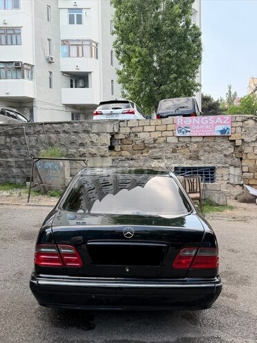 Mercedes E 240-4