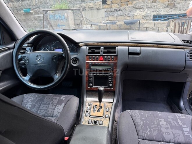Mercedes E 240-8