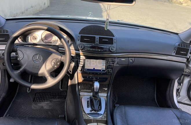 Mercedes E 270-9