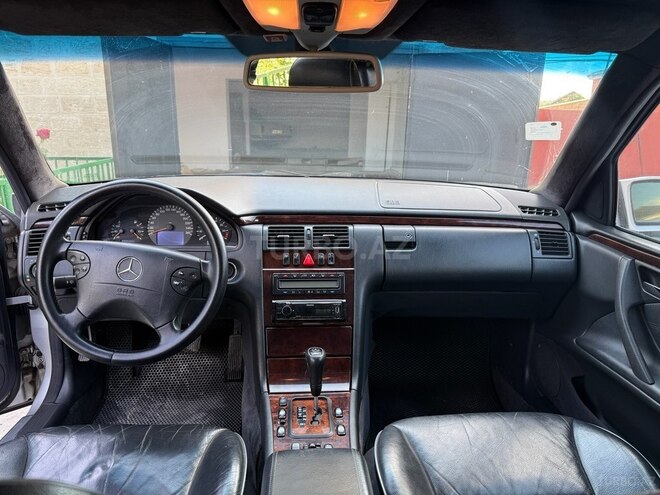 Mercedes E 240-4