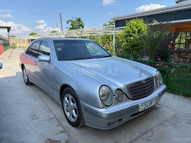 Mercedes E 240-1