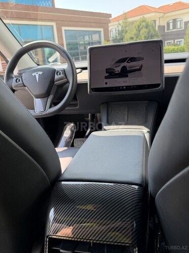 Tesla Model Y-9