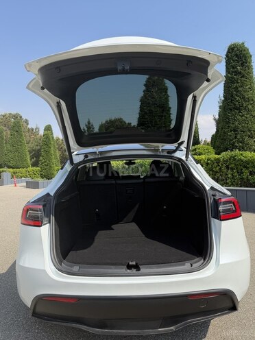 Tesla Model Y-16