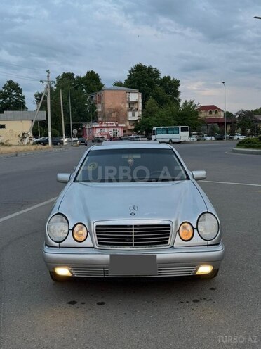 Mercedes E 240-1