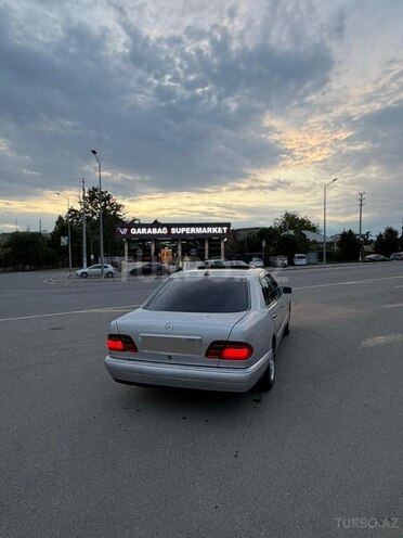 Mercedes E 240-3