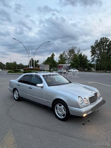 Mercedes E 240-4