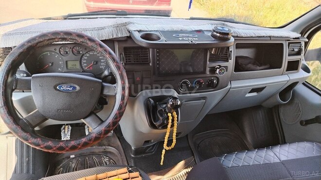 Ford Transit-10