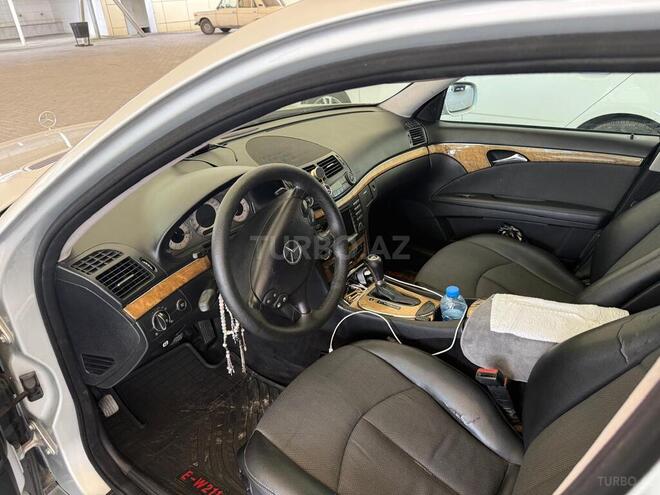 Mercedes E 220-11