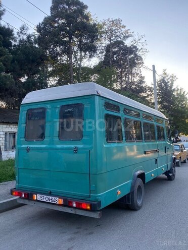 Mercedes 609 D-8