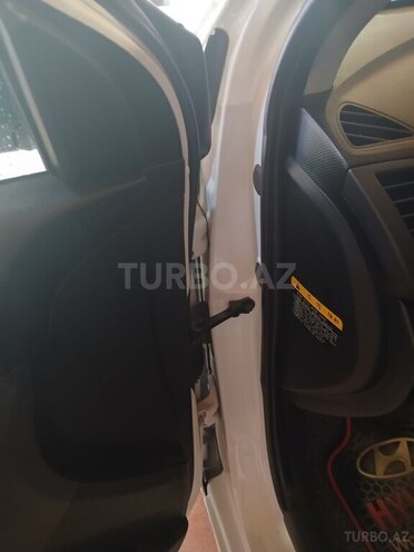 Hyundai Accent-7