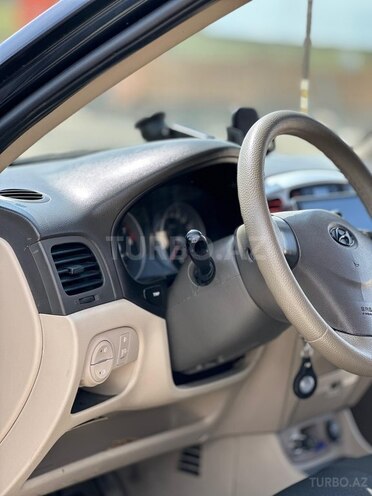 Hyundai Accent-11