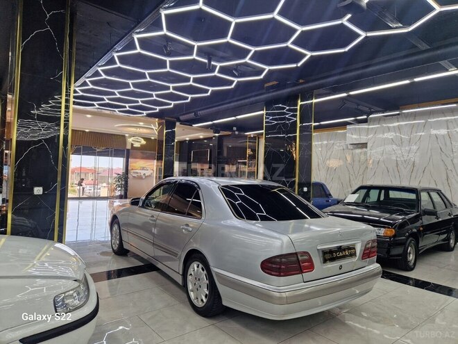 Mercedes E 220-2