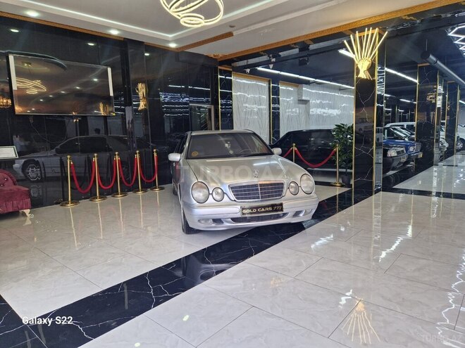 Mercedes E 220-11