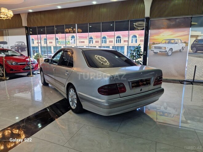 Mercedes E 220-13