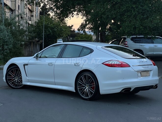 Porsche Panamera 4-10