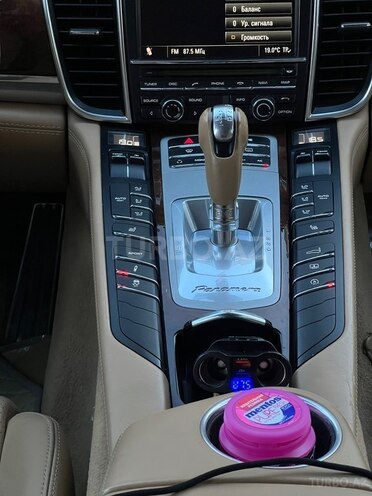 Porsche Panamera 4-13