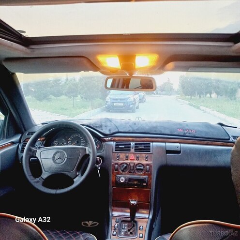 Mercedes E 240-2