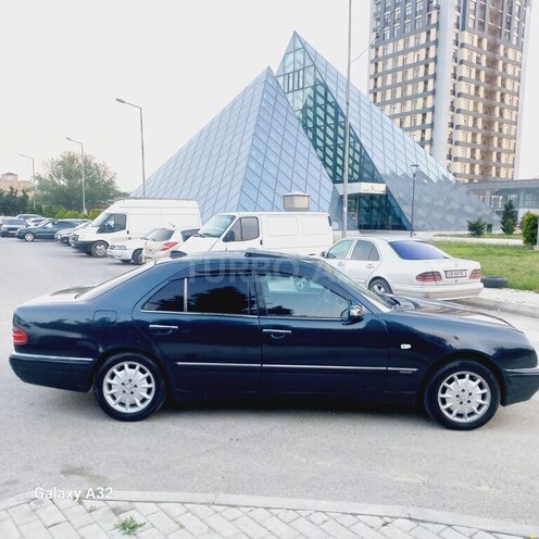 Mercedes E 240-11