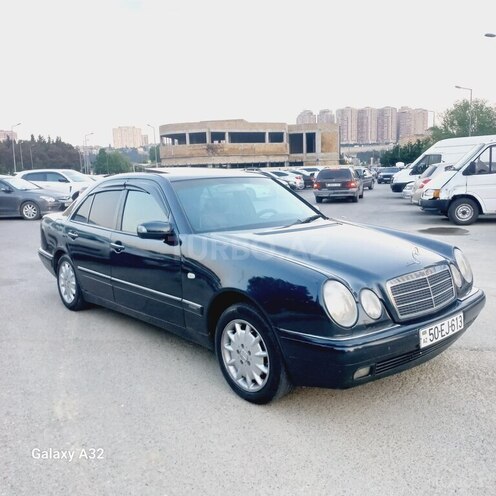 Mercedes E 240-1