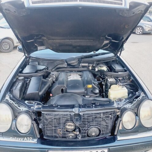 Mercedes E 240-4