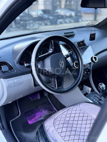 Hyundai Accent-11