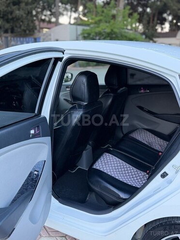Hyundai Accent-14