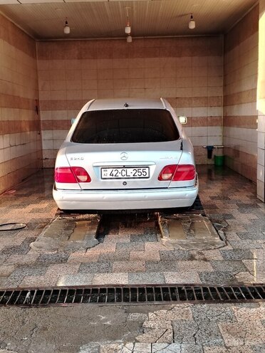 Mercedes E 240-2