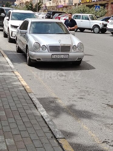 Mercedes E 240-1