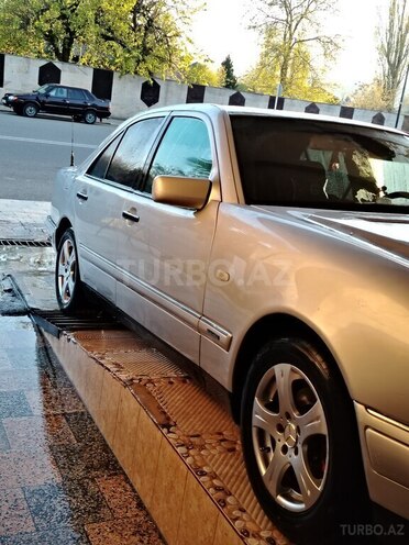 Mercedes E 240-4