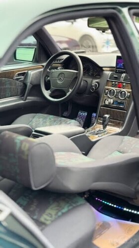 Mercedes E 240-10