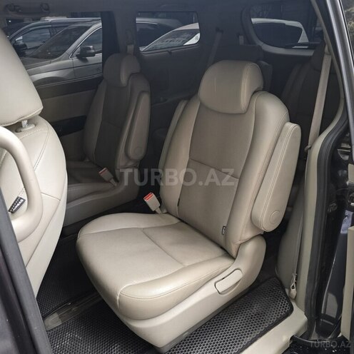 Kia Carnival-10